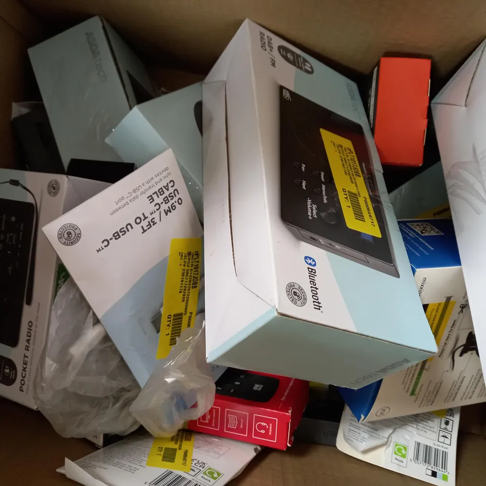 APPROXIMATELY 20 ASSORTED ITEMS TO INCLUDE WIRELESS EARBUDS, DVD PLAYER, POWER BANK ETC. 