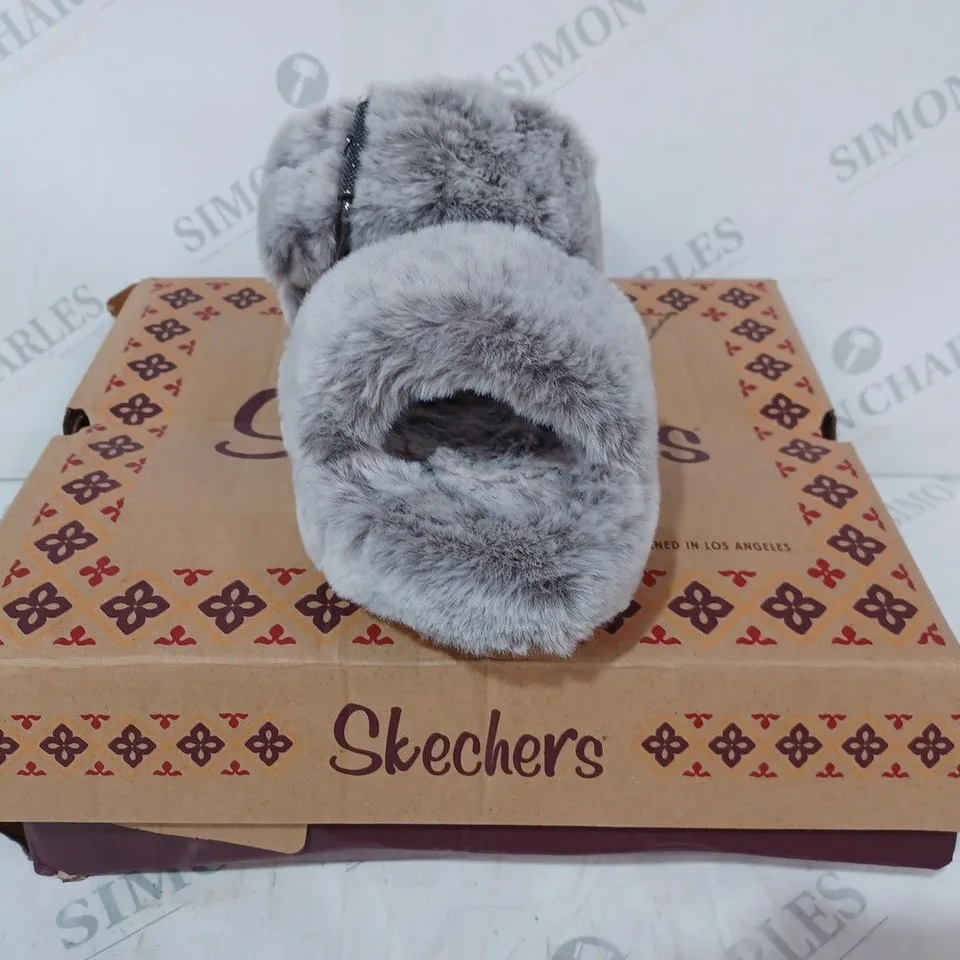 BOXED PAIR OF SKECHERS SLIPPERS IN GREY SIZE 5