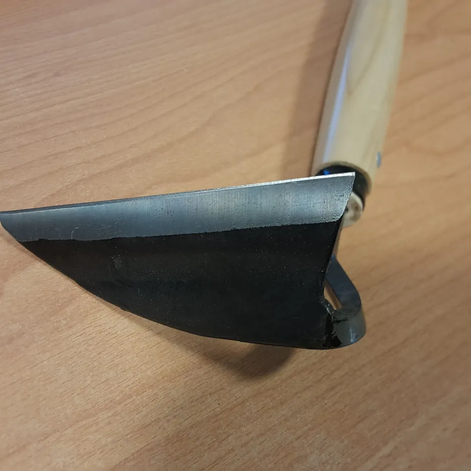 RIGHT HANDED WEEDING HOME WITH WOODEN HANDLE 