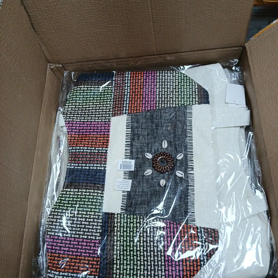APPROXIMATELY 30 WOVEN BEACH TOTE BAGS