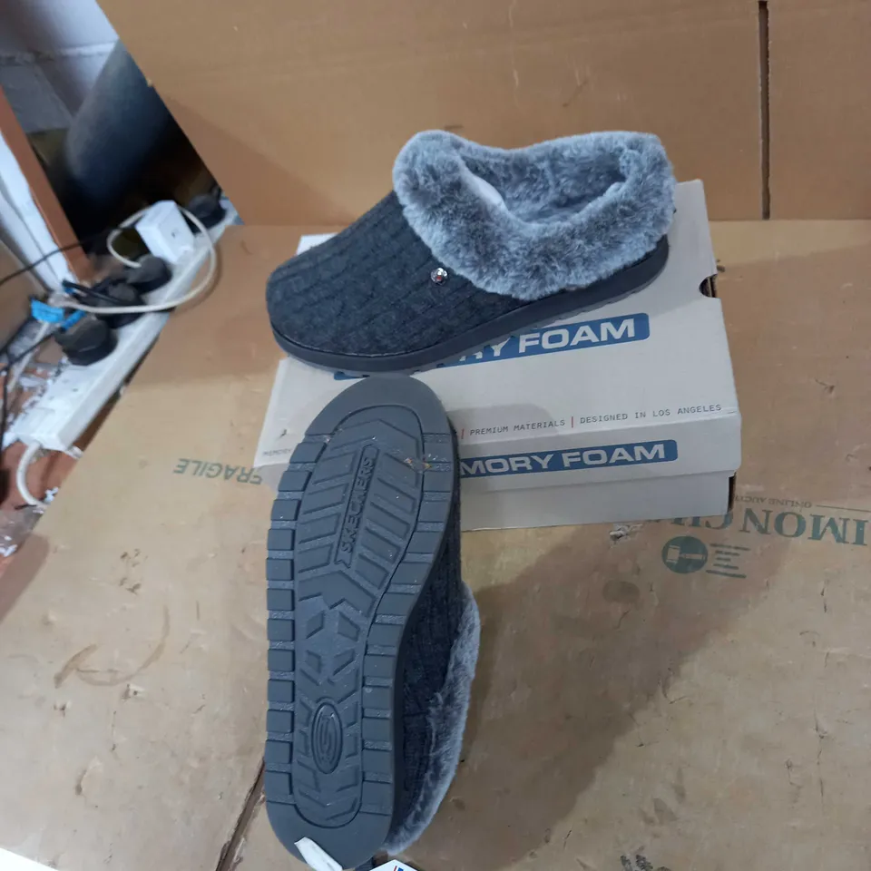 SKECHERS CHARCOAL KEEPSAKES SLIPPERS - SIZE 5.5