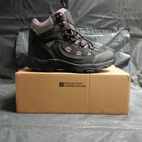 BOXED PAIR OF MOUNTAIN WAREHOUSE ADVENTURER WOMENS WATERPROOF WALKING BOOTS IN BLACK/PURPLE SIZE UK 6
