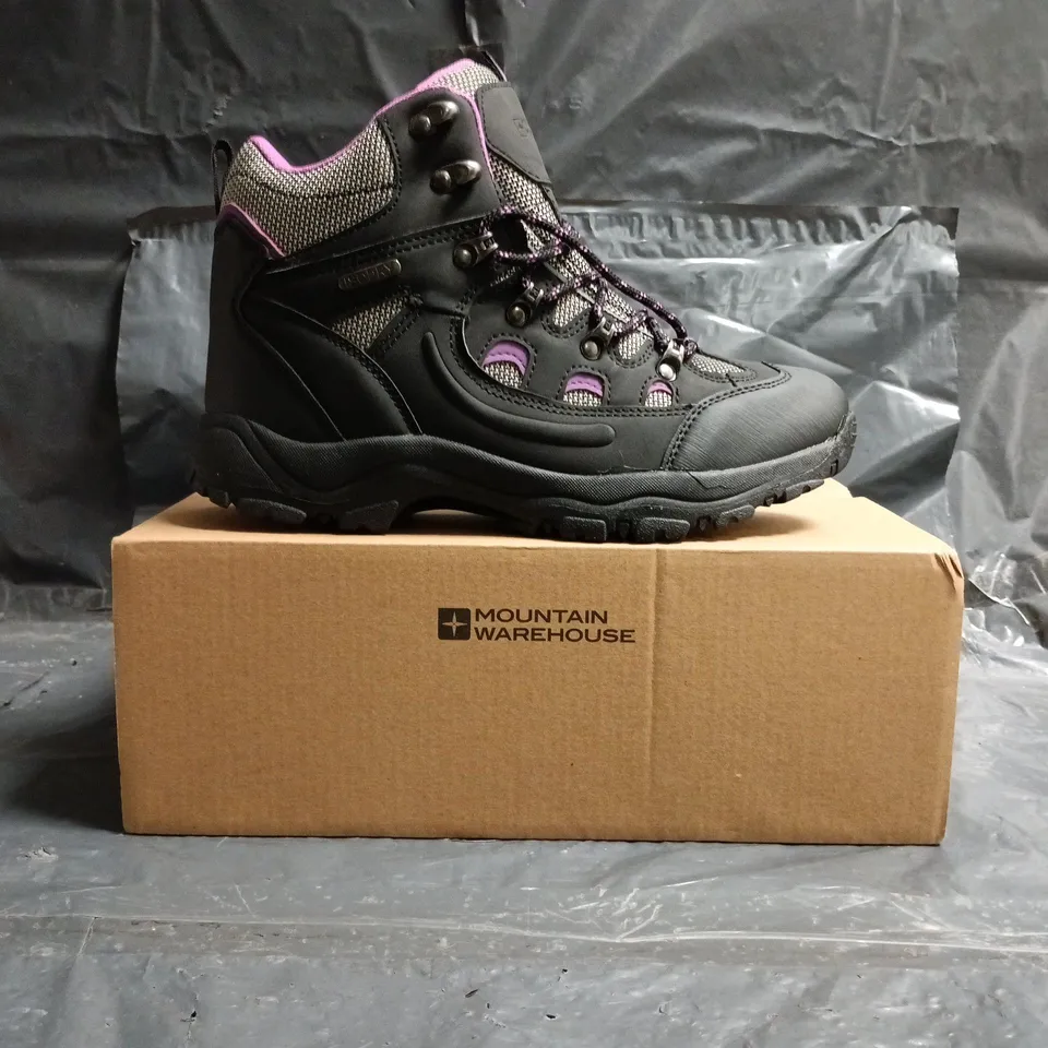 BOXED PAIR OF MOUNTAIN WAREHOUSE ADVENTURER WOMENS WATERPROOF WALKING BOOTS IN BLACK/PURPLE SIZE UK 6
