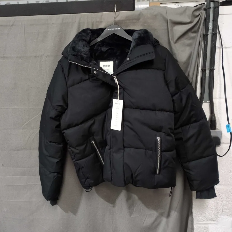 HOLLISTER BLACK PUFFER JACKET WITH FAUX FUR TRIM – SIZE L 