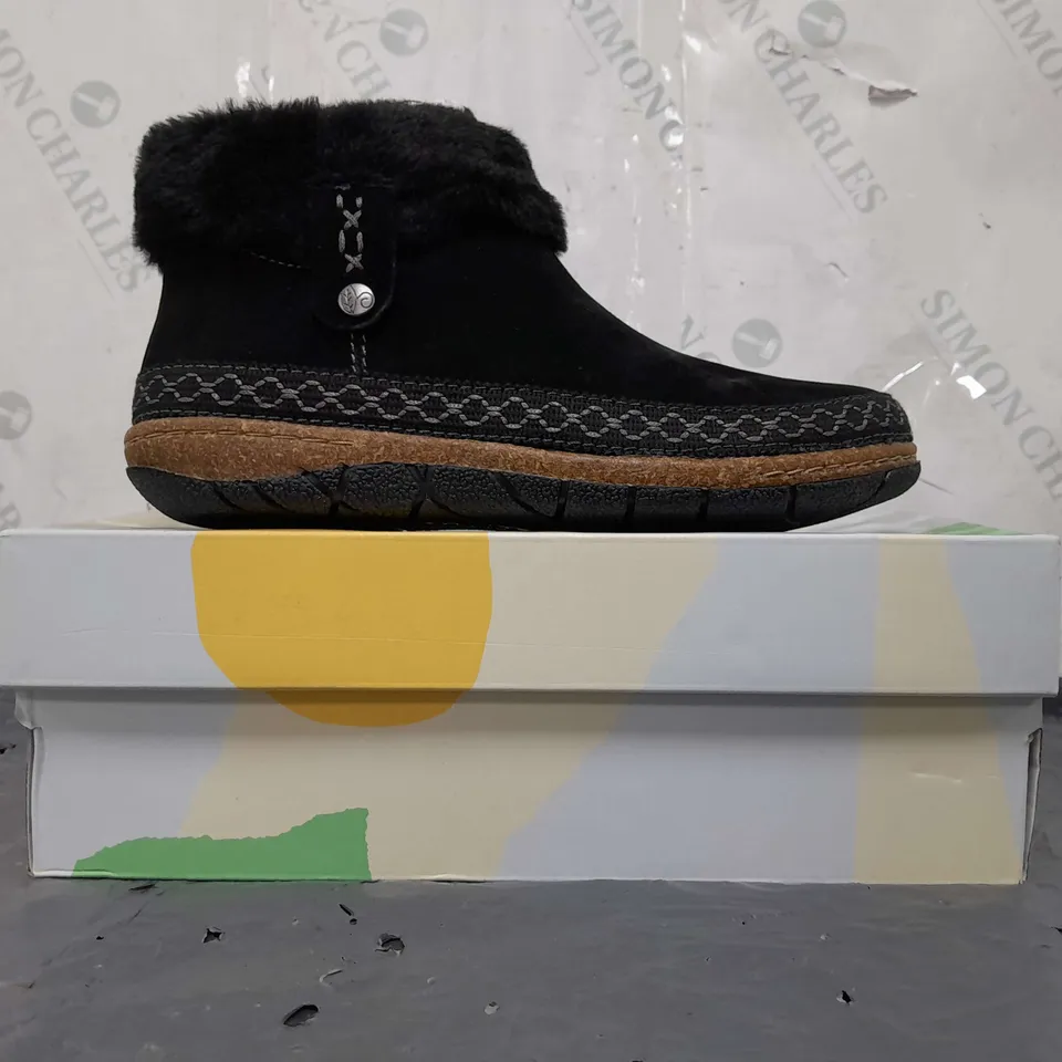 BOXED PAIR OF EARTH ORIGINALS EMMALYN BOOTIES IN BLACK SIZE 5