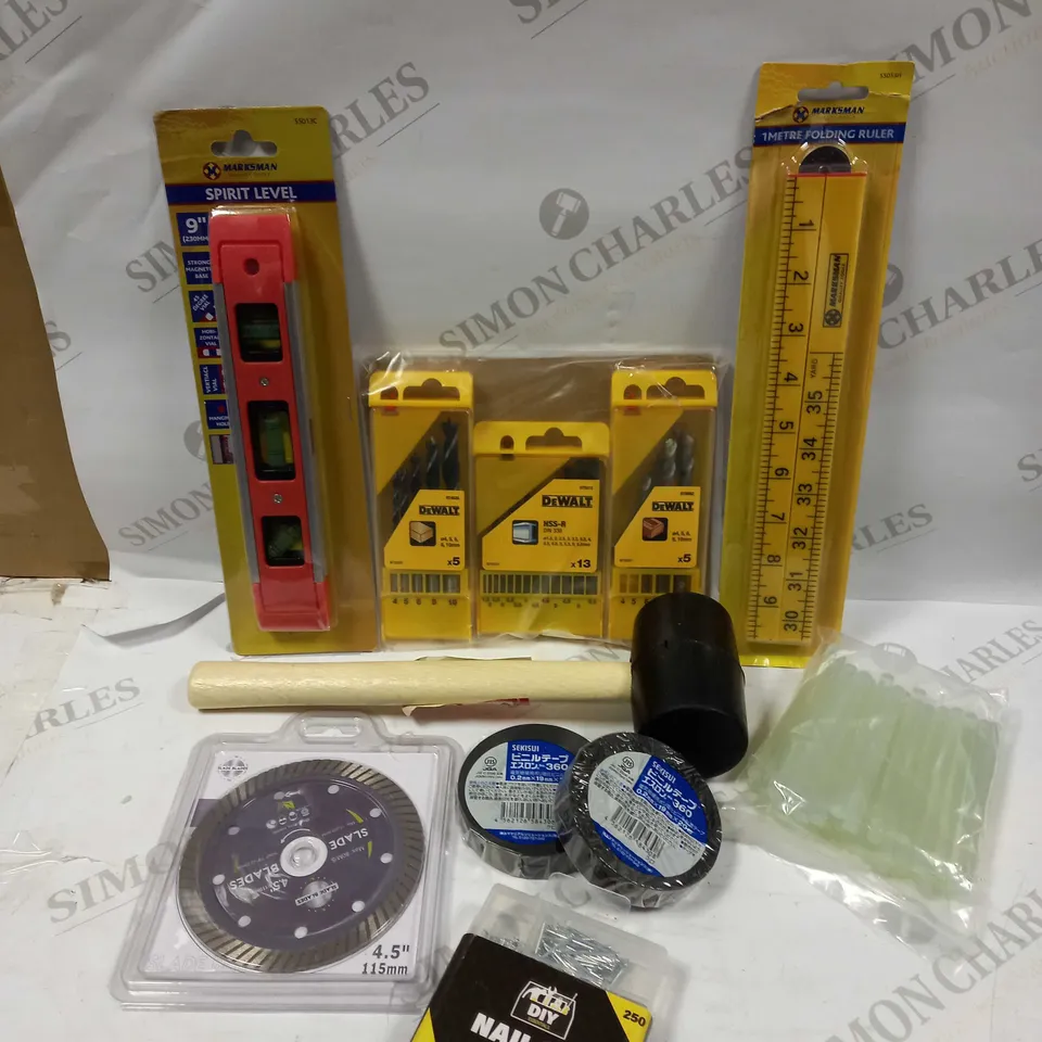 BOX OF APPROXIMATELY 20 ASSORTED TOOLS AND ACCESSORIES TO INCLUDE 1M FOLDING RULER, RUBBER HAMMER, INSULATION TAPE ETC