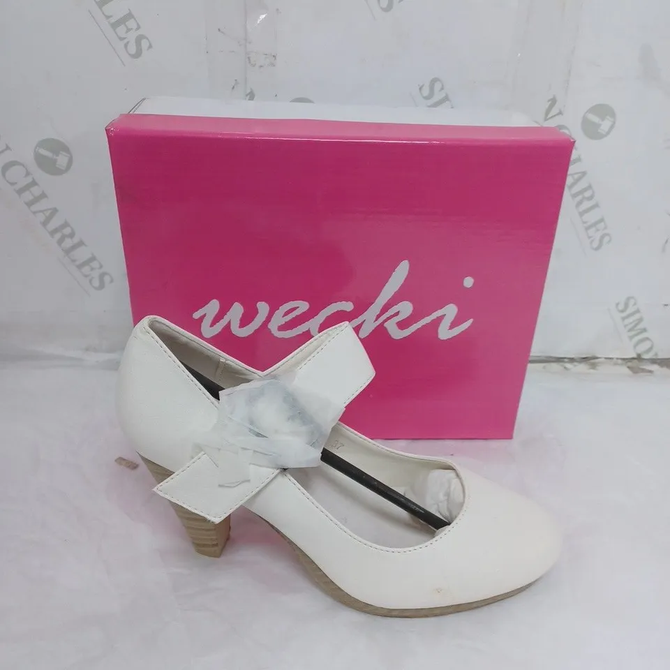 APPROXIMATELY 10 PAIRS OF BOXED WECKI WHITE BUCKLE HEELS IN VARIOUS SIZES 