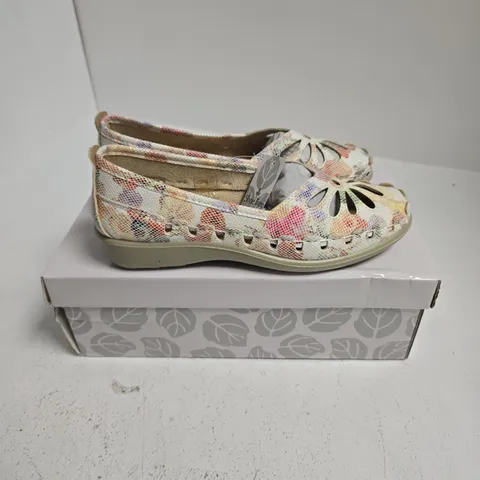 BOXED PAIR OF SHOE TREE PALMA SHOES IN FLORAL MIX - SIZE 3