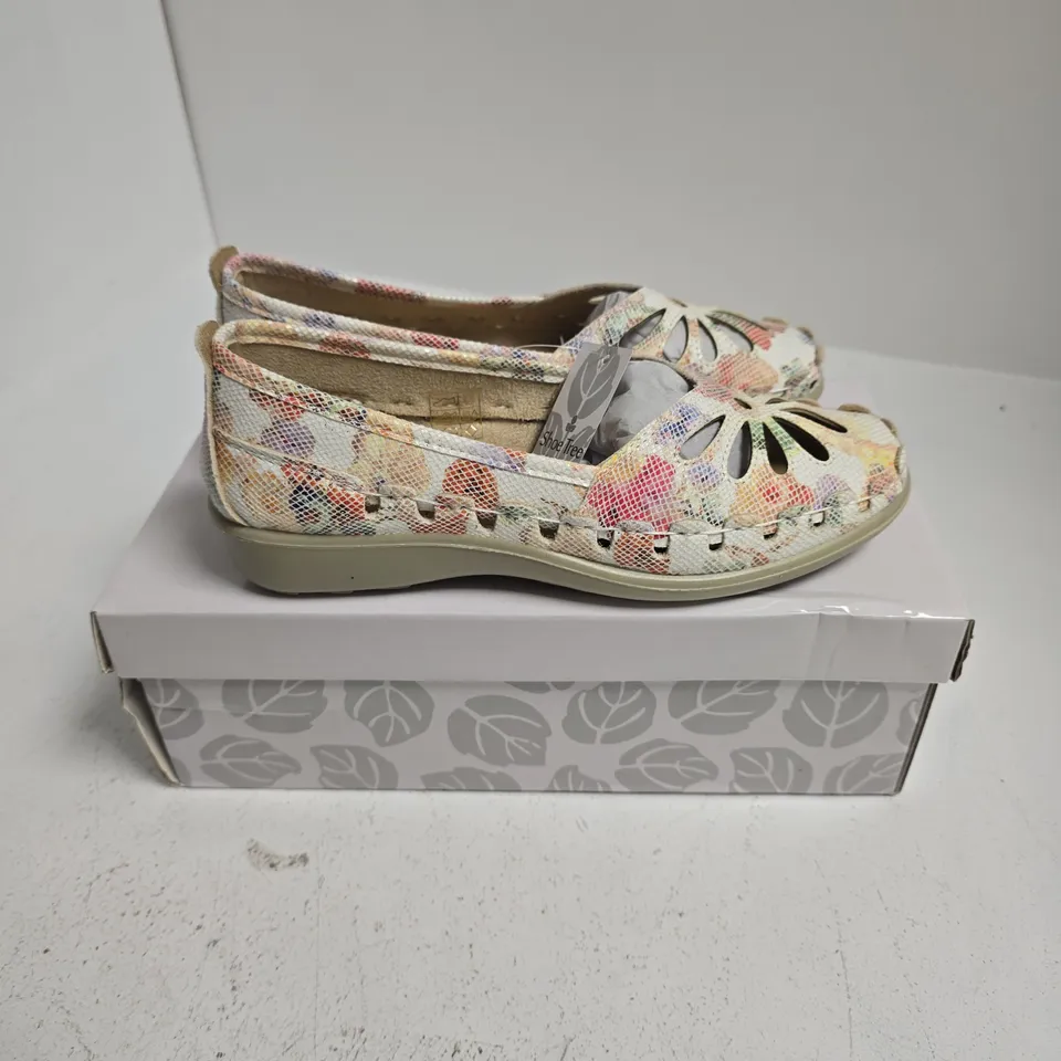BOXED PAIR OF SHOE TREE PALMA SHOES IN FLORAL MIX - SIZE 3