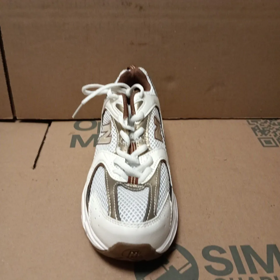 NEW BALANCE SNEAKERS – WHITE WITH BROWN TRIM (MEN'S) – UK SIZE 6