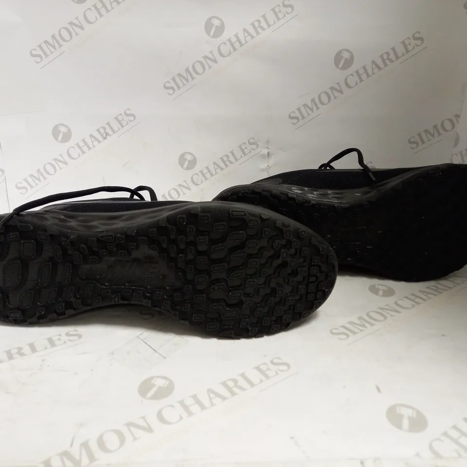 NIKE REVOLUTION 6 NN BLACK/SMOKE GREY - SIZE UK 10