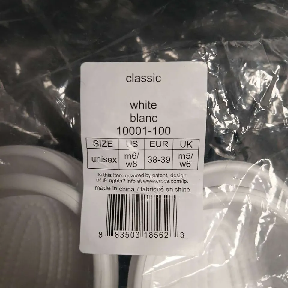 BAGGED PAIR OF CROCS CLASSIC WHITE CLOGS, UNISEX, UK 5 (US 6 / EU 38-39)