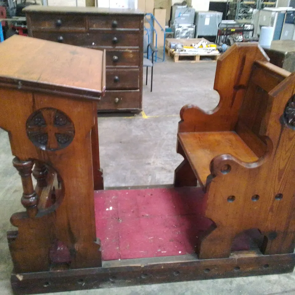  VINTAGE MAHOGANY EFFECT ORNATE CLERGY CHAIR PEW BENCH WITH TEXT STAND AND CARPETED KNEELING SPACE