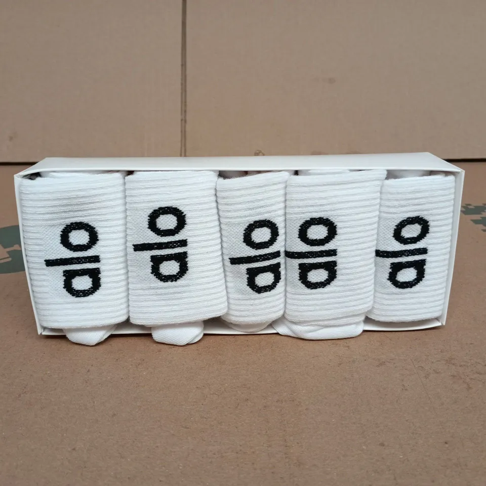 SET OF 5 ALO WHITE SOCKS IN BOX SIZE UNSPECIFIED
