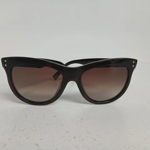 MARC JACOBS SUNGLASSES – BLACK TORTOISESHELL FRAME WITH BROWN GRADIENT LENSES