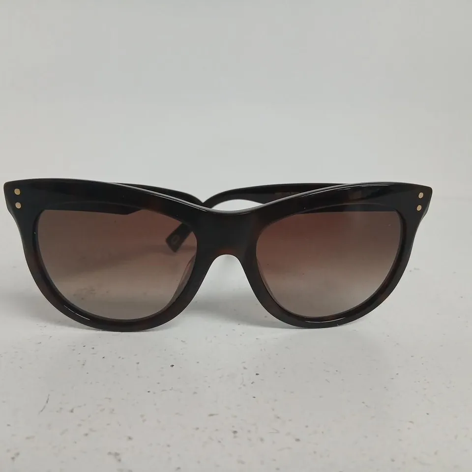 MARC JACOBS SUNGLASSES – BLACK TORTOISESHELL FRAME WITH BROWN GRADIENT LENSES