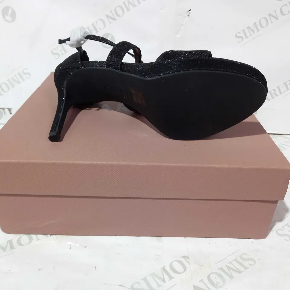 BOXED PAIR OF CARVELA HEELS IN BLACK W. SPARKLE EFFECT EU SIZE 39