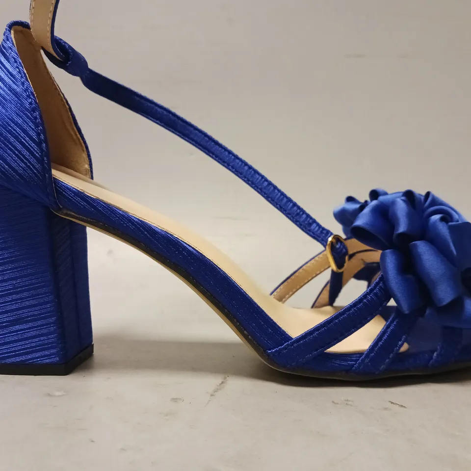 BOXED PAIR OF DESIGNER OPEN TOE BLOCK HEEL SHOES IN SAPPHIRE BLUE W. BOW DETAIL EU SIZE 40