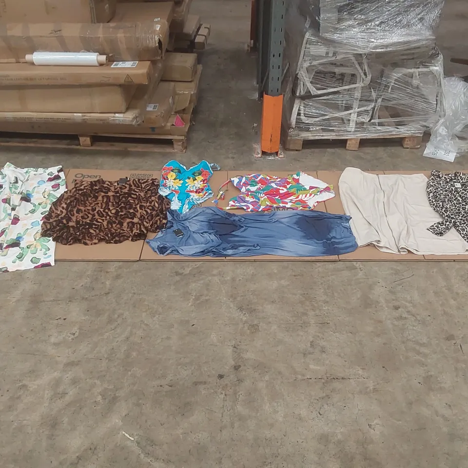 PALLET CONTAINING APPROXIMATELY 400x BRAND NEW ASSORTED DESIGNER CLOTHING ITEMS