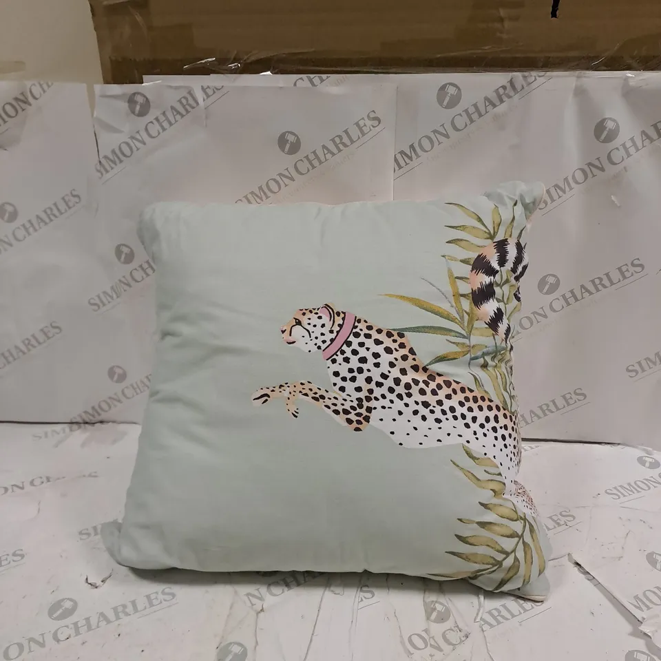 BOX OF ASSORTED ITEMS TO INCLUDE PILLOWS AND BEDDINGS