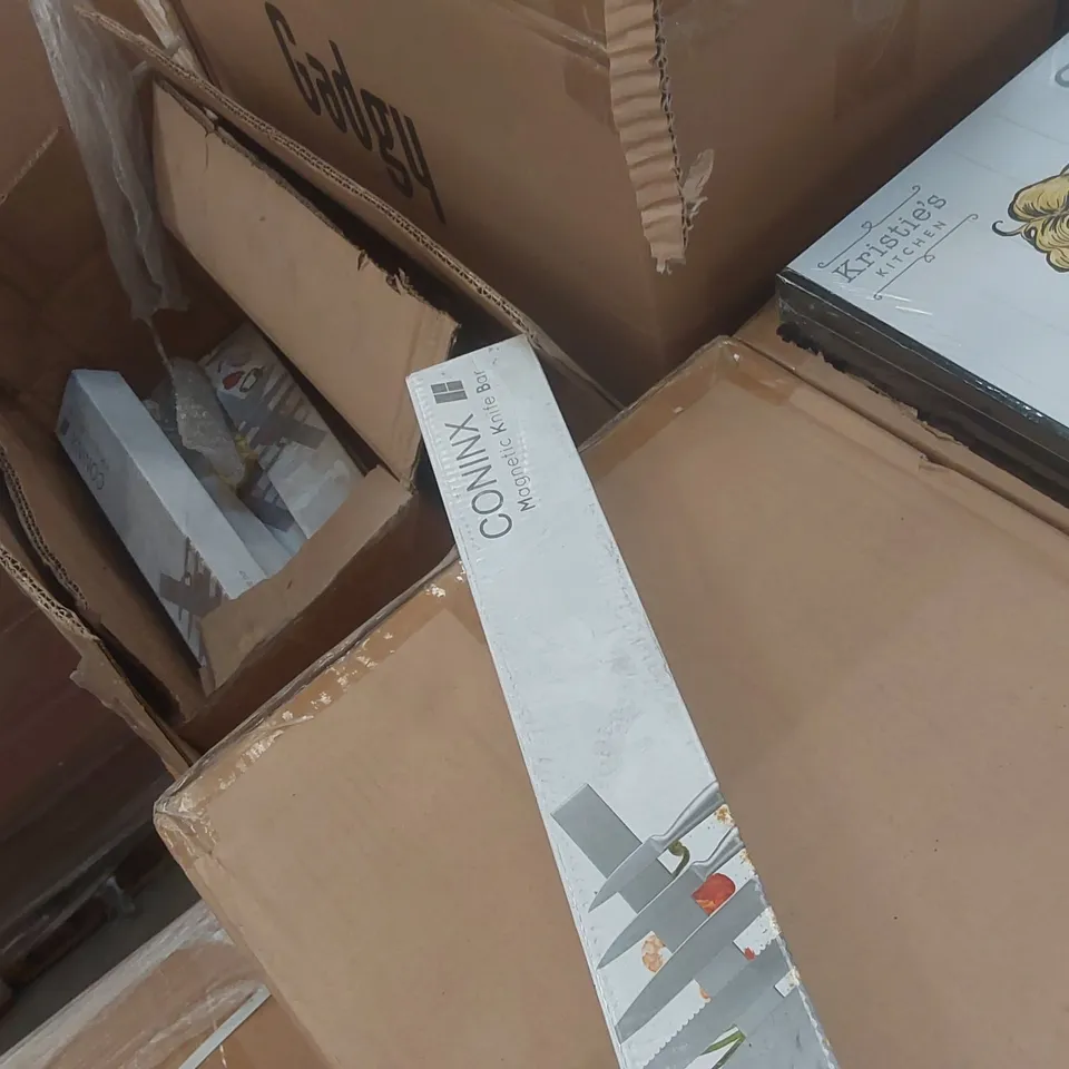 PALLET CONTAINING A LARGE QUANTITY OF ASSORTED ITEMS INCLUDING: CANDYFLOSS MACHINES, KITCHEN SPLATTER SCREENS, METAL WALL FRAMES ECT