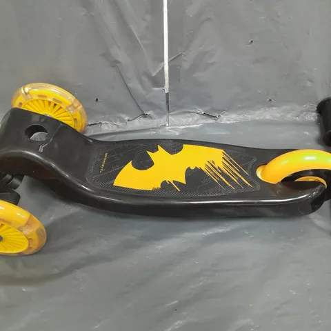 BATMAN TILT 'N' TURN SCOOTER WITH LIGHTS