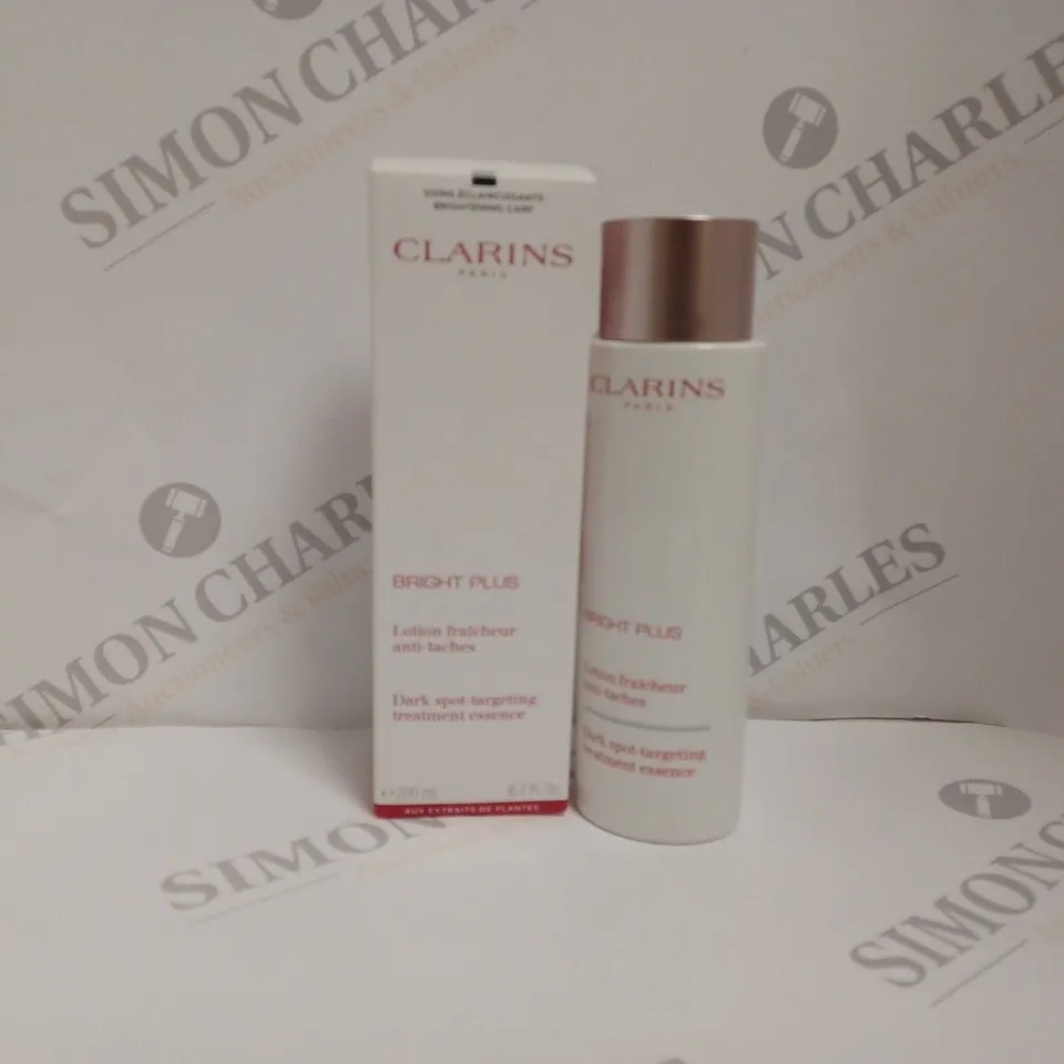 BOXED CLARINS BRIGHT PLUS DARK SPOT-TARGETING TREATMENT ESSENCE - 200ML  