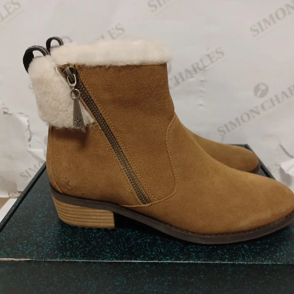 EMU AUSTRAILIA CHESTNUT EXPLORE BOOTS - SIZE 8