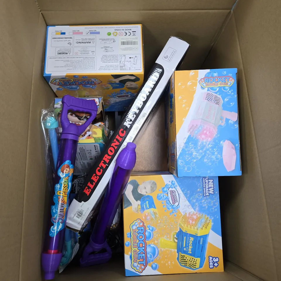 APPROXIMATELY 10 ASSORTED TOYS AND GAMES TO INCLUDE KEYBOARD, BUBBLE GUN AND WATER SQUIRTER