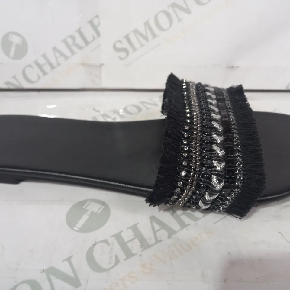PAIR OF DESIGNER OPEN TOE FLAT SANDALS IN BLACK EU SIZE 41