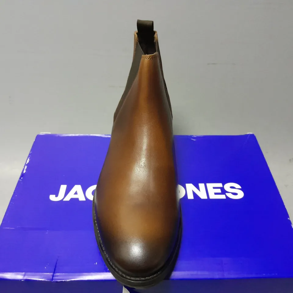 BOXED PAIR OF JACK & JONES WARGO LEATHER CHELSEA BOOTS IN BROWN - 42