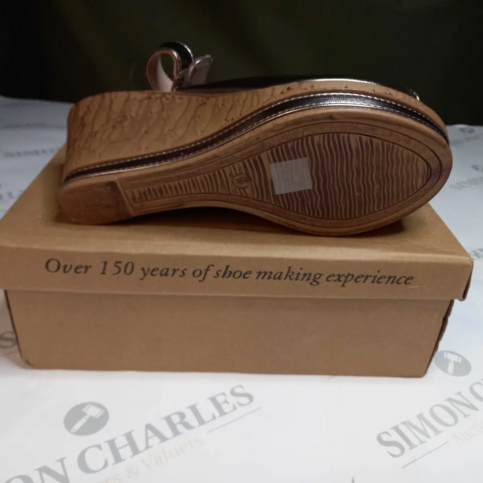 BOXED PAIR OF CUSHION WALK WEDGE HEEL SHOES IN GOLD - SIZE 5