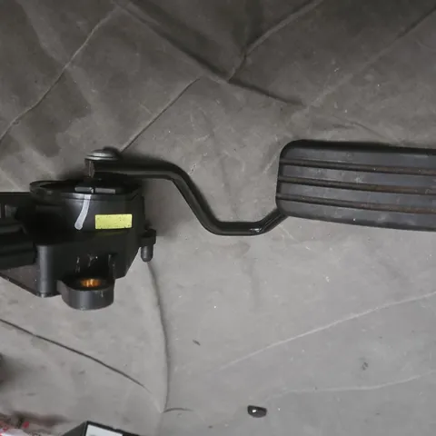 RENAULT ACCELERATOR PEDAL ASSEMBLY – LIKELY DRIVE-BY-WIRE (PART 8200 297 343-A) 
