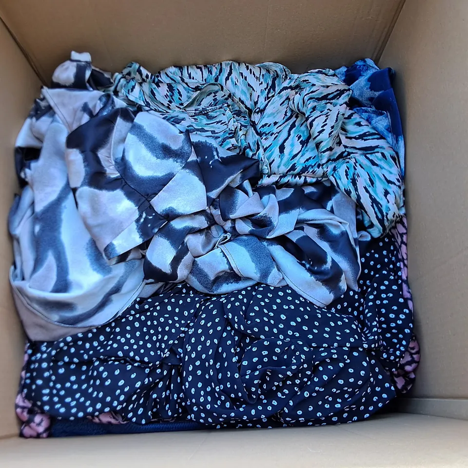 LOT OF APPROXIMATELY 20 ASSORTED CLOTHING ITEMS TO INCLUDE FRANK USHER - VARIOUS SIZES 