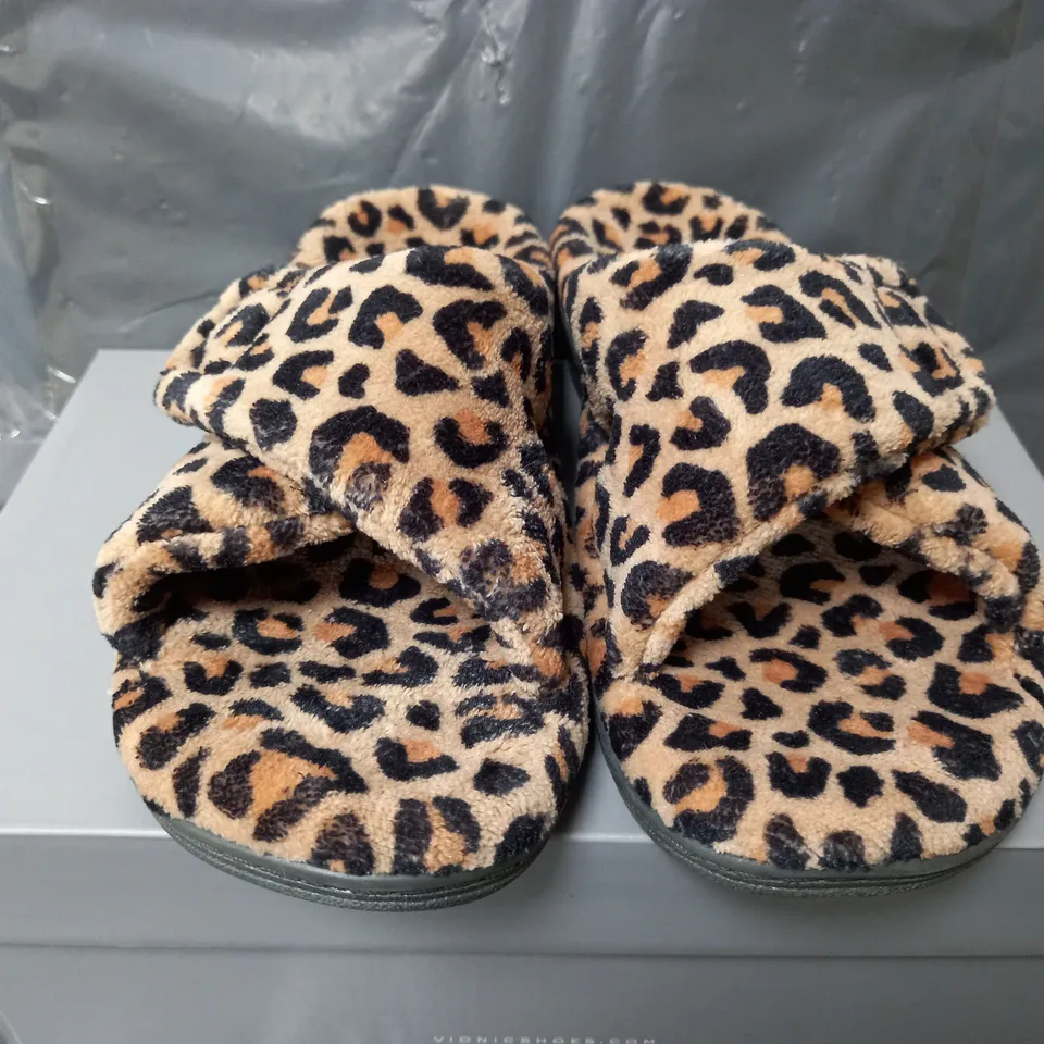 VIONIC INDULGE RELAX SLIPPERS IN LEOPARD PRINT - UK 6