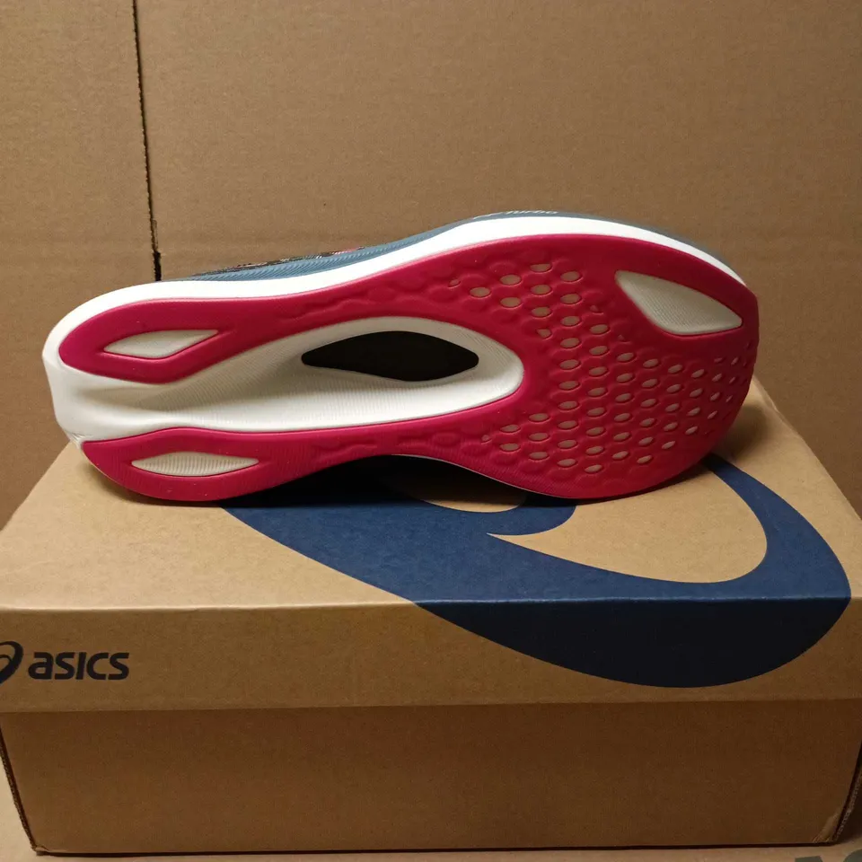 ASICS RUNNING SHOES – BLACK WITH PINK ACCENTS SIZE 7