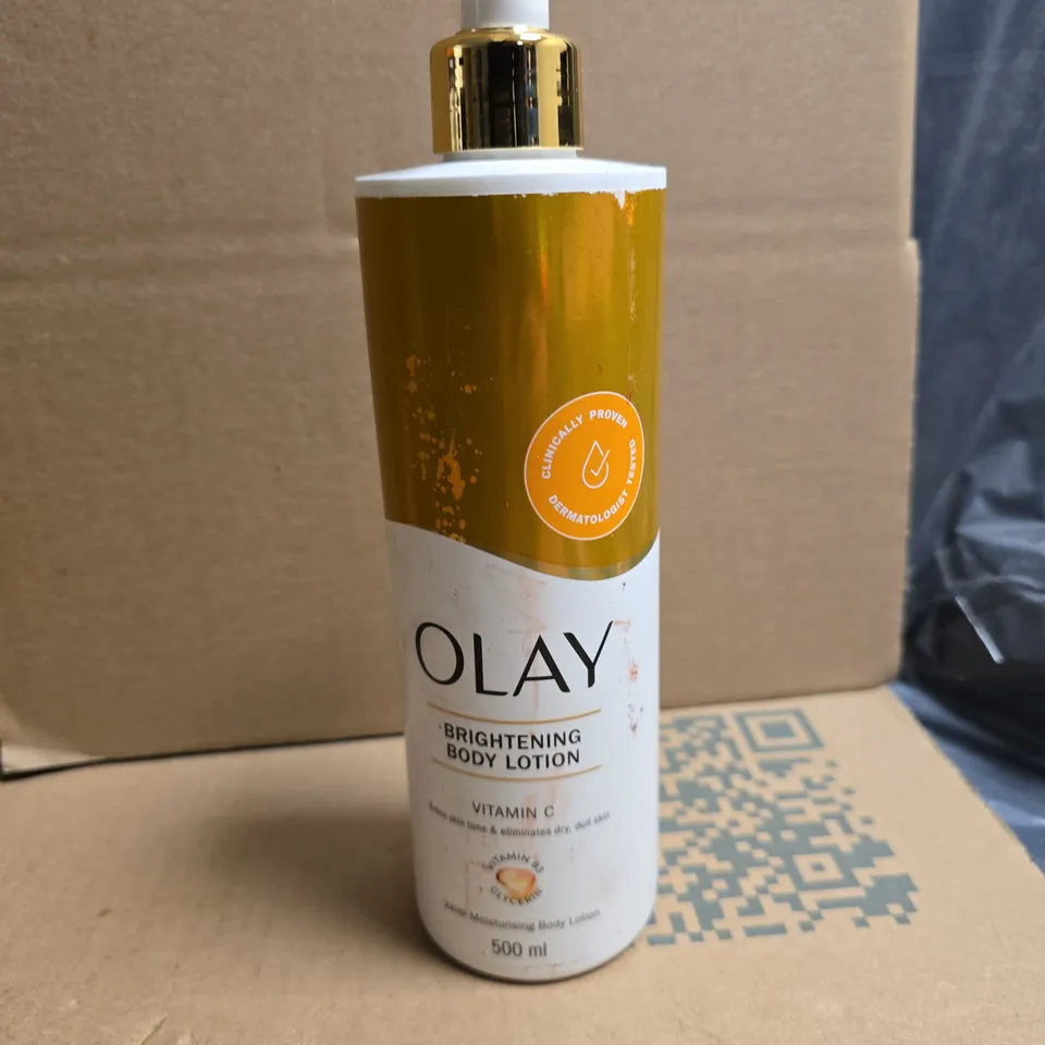 TOTE OF APPROXIMATELY 20 ASSORTED COSMETICS TO INCLUDE: OLAY BODY LOTION 