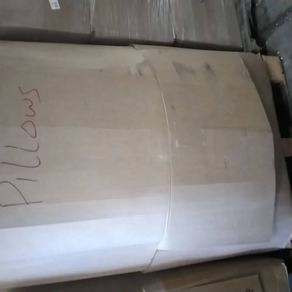 PALLET CONTAINING A LARGE QUANTITY OF PILLOWS