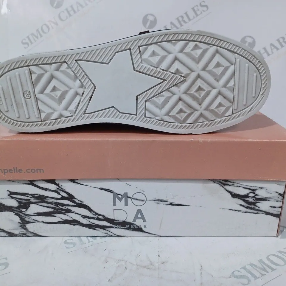 BOXED PAIR OF MODA IN PELLE FILICIA TRAINERS IN TAN SIZE 6