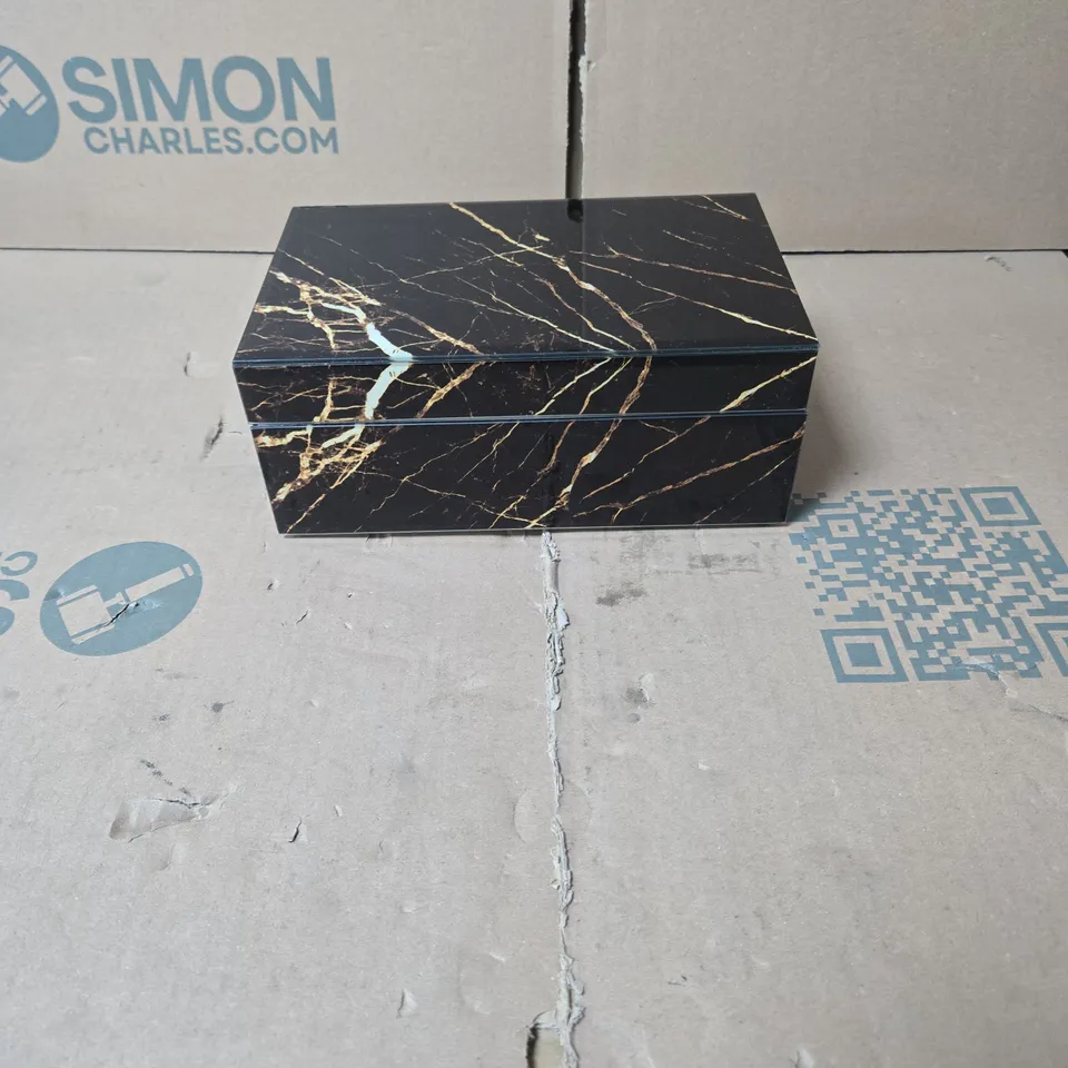 MARBLE-EFFECT JEWELLERY BOX WITH MIRROR AND COMPARTMENTS. BOXED