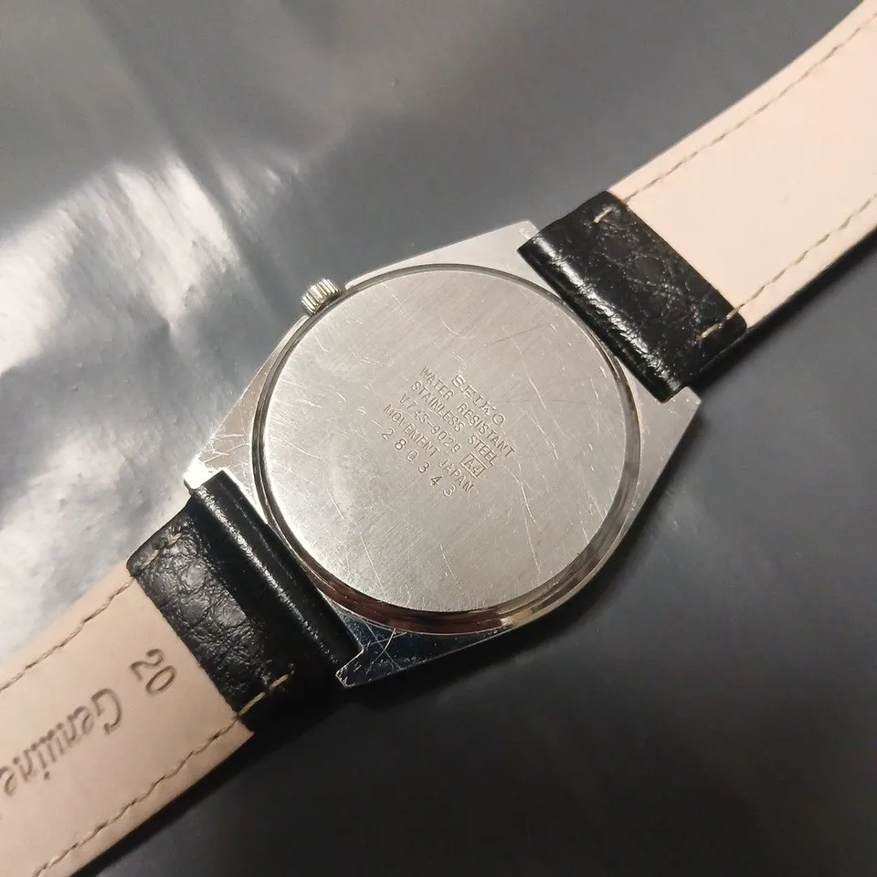 UNBOXED SEIKO SILVER DIAL WATCH WITH BLACK LEATHER STRAP
