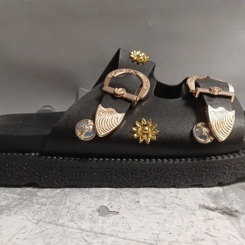 BOXED PAIR OF UNBRANDED SANDALS IN BLACK SIZE EU 43