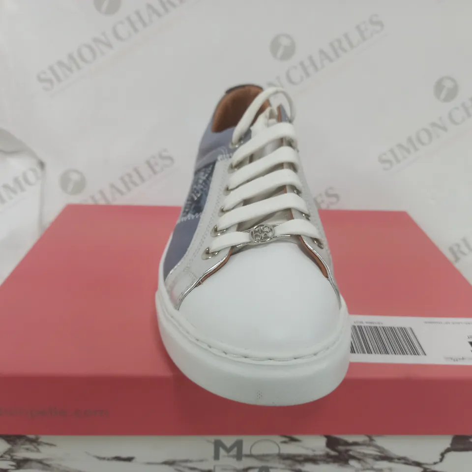 BOXED PAIR OF MODA IN PELLE AURAN TRAINERS IN BLUE/METALLIC SILVER SIZE 7