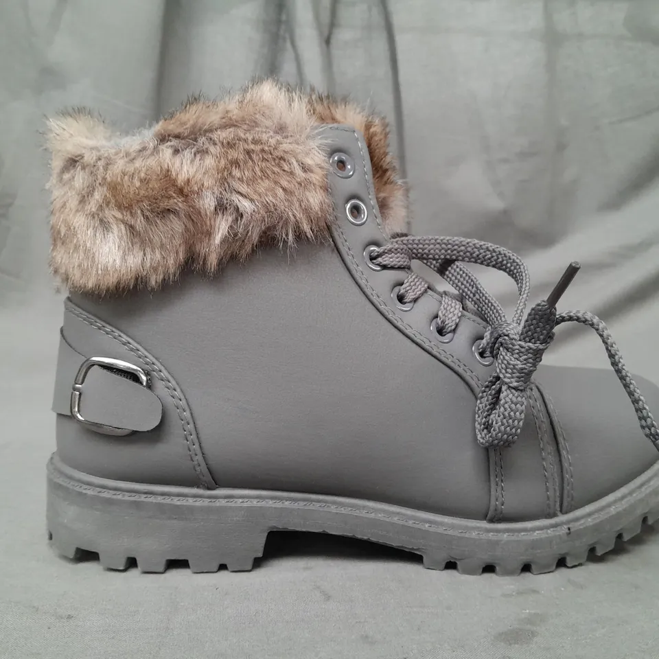 BOXED PAIR OF DESIGNER FAUX FUR LINED ANKLE BOOTS IN GREY SIZE EU 39