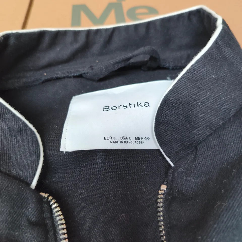 BERSHKA LARGE BLACK/GREY "MAXIMUM" MOTOR RACING ZIP UP TOP