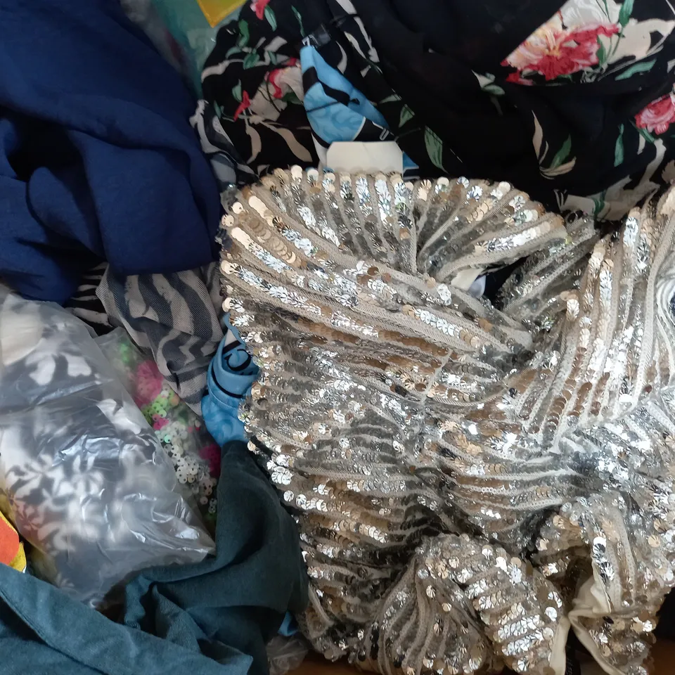 BOX OF APPROXIMATELY 20 ASSORTED CLOTHING AND FASHION ITEMS IN VARIOUS COLOURS, STYLES, AND SIZES - COLLECTION ONLY