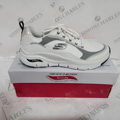 BOXED SKECHERS WHITE TRAINERS SIZE 7