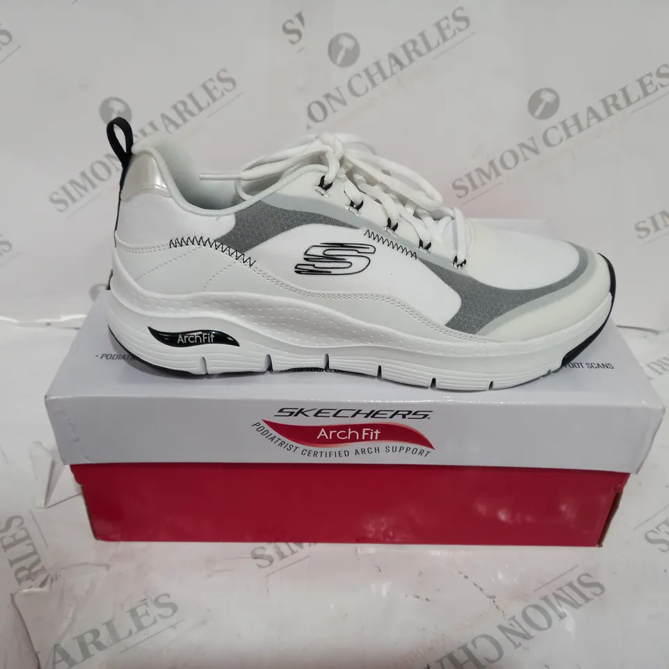 BOXED SKECHERS WHITE TRAINERS SIZE 7