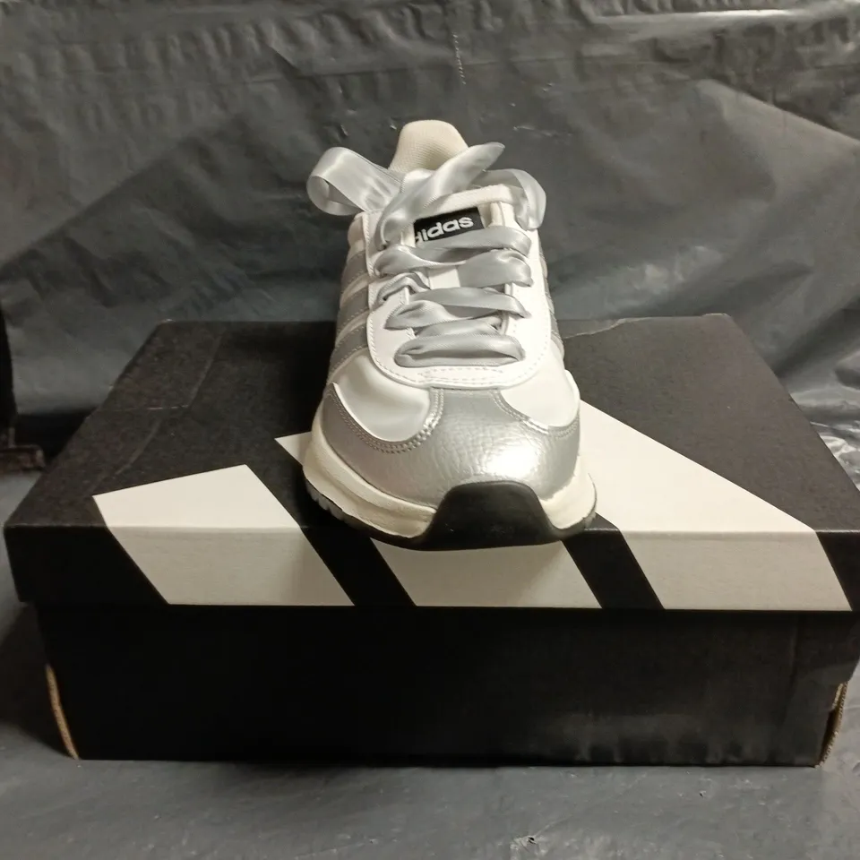BOXED PAIR OF ADIDAS RUN 70S 2.0 J SHOES IN WHITE/SILVER SIZE UK 3