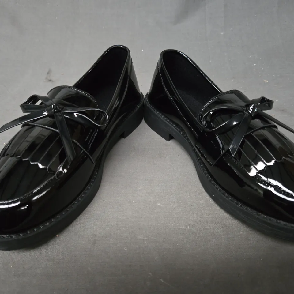 BOXED PAIR OF UNBRANDED LOAFERS IN GLOSSY BLACK W. BOW DETAIL EU SIZE 36